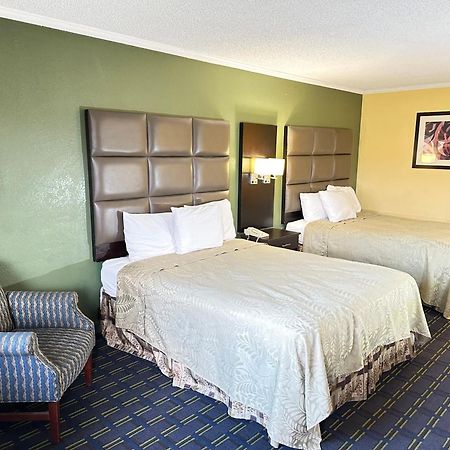 Rodeway Inn & Suites Plymouth Hwy 64 Eksteriør billede