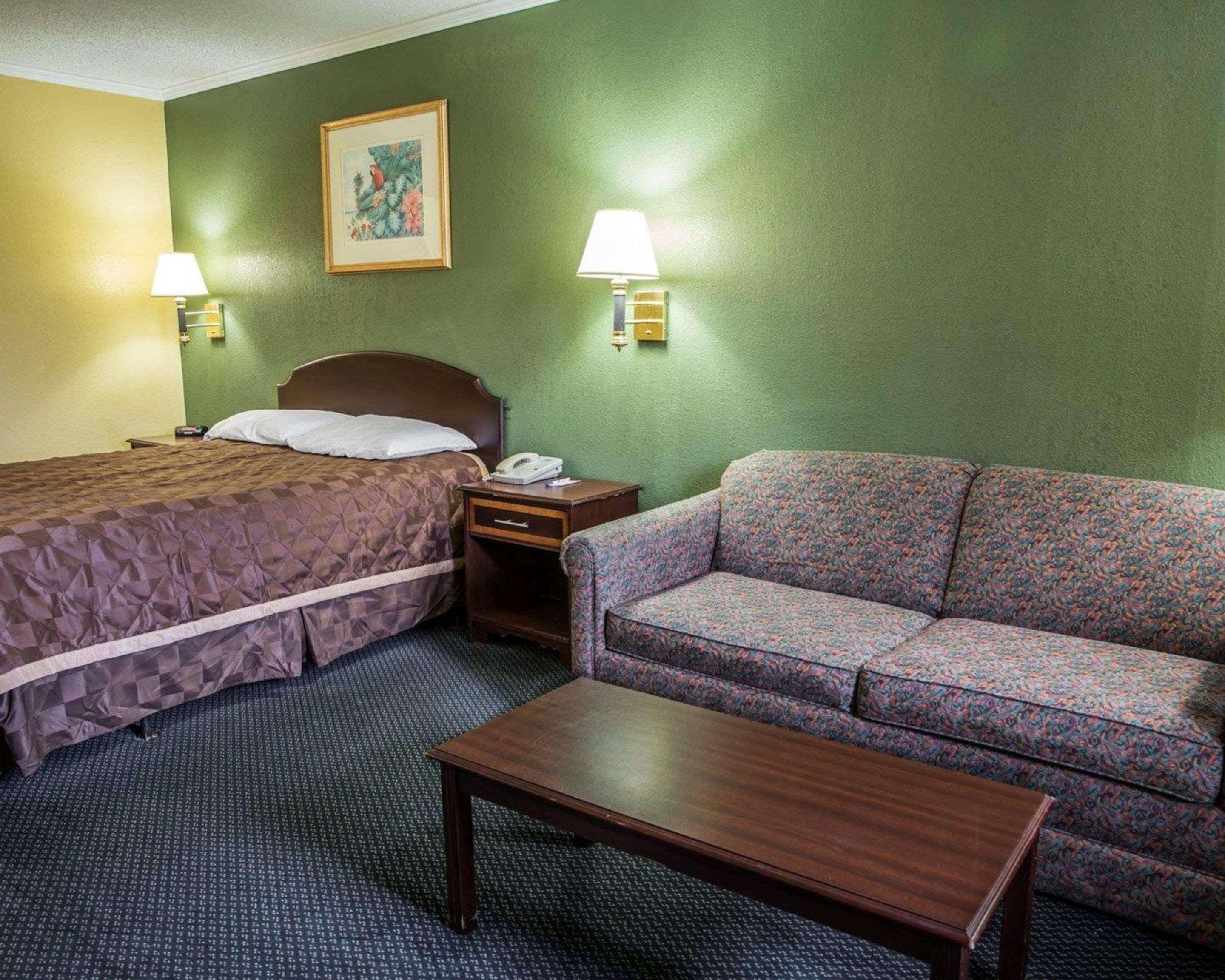 Rodeway Inn & Suites Plymouth Hwy 64 Eksteriør billede
