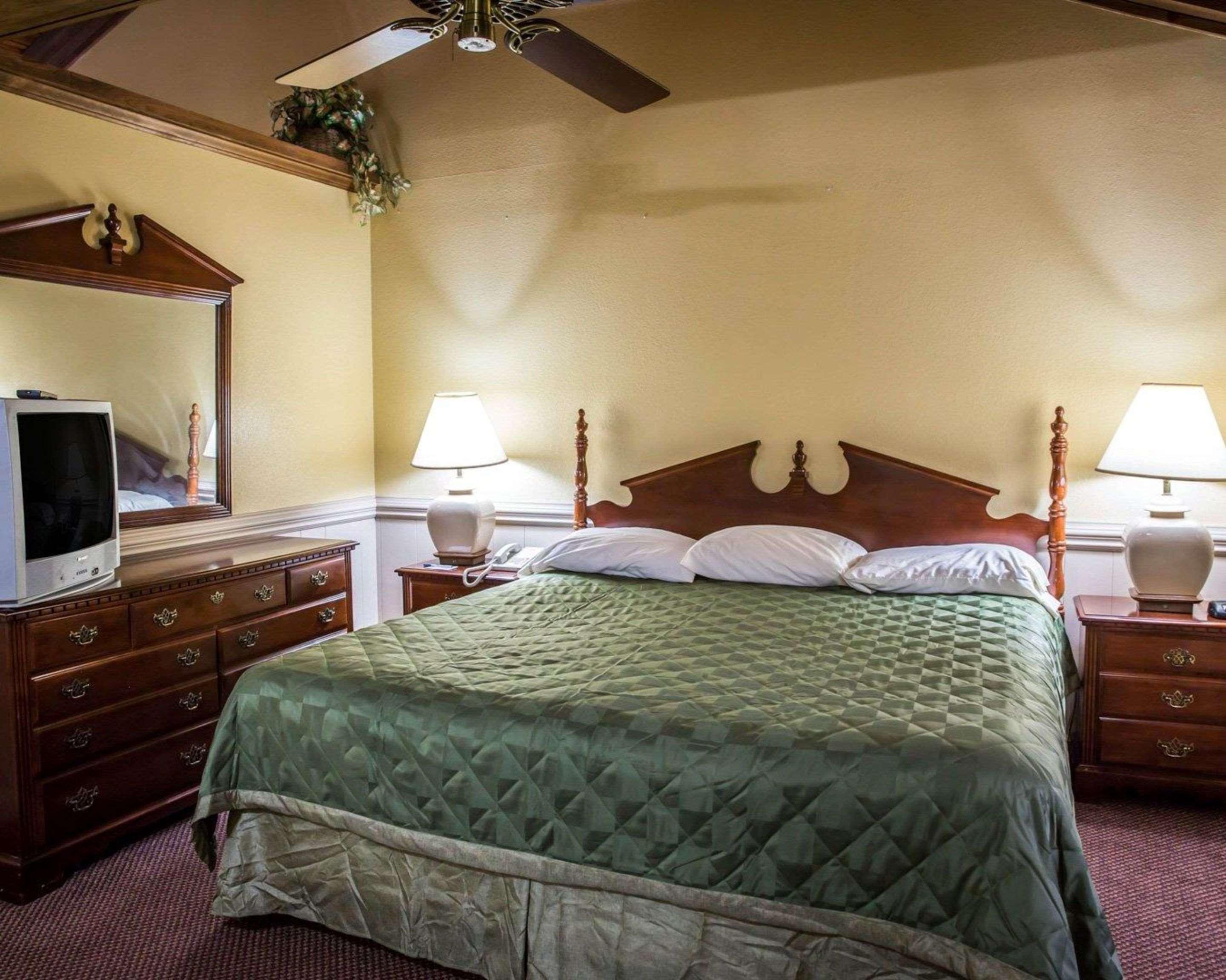 Rodeway Inn & Suites Plymouth Hwy 64 Eksteriør billede