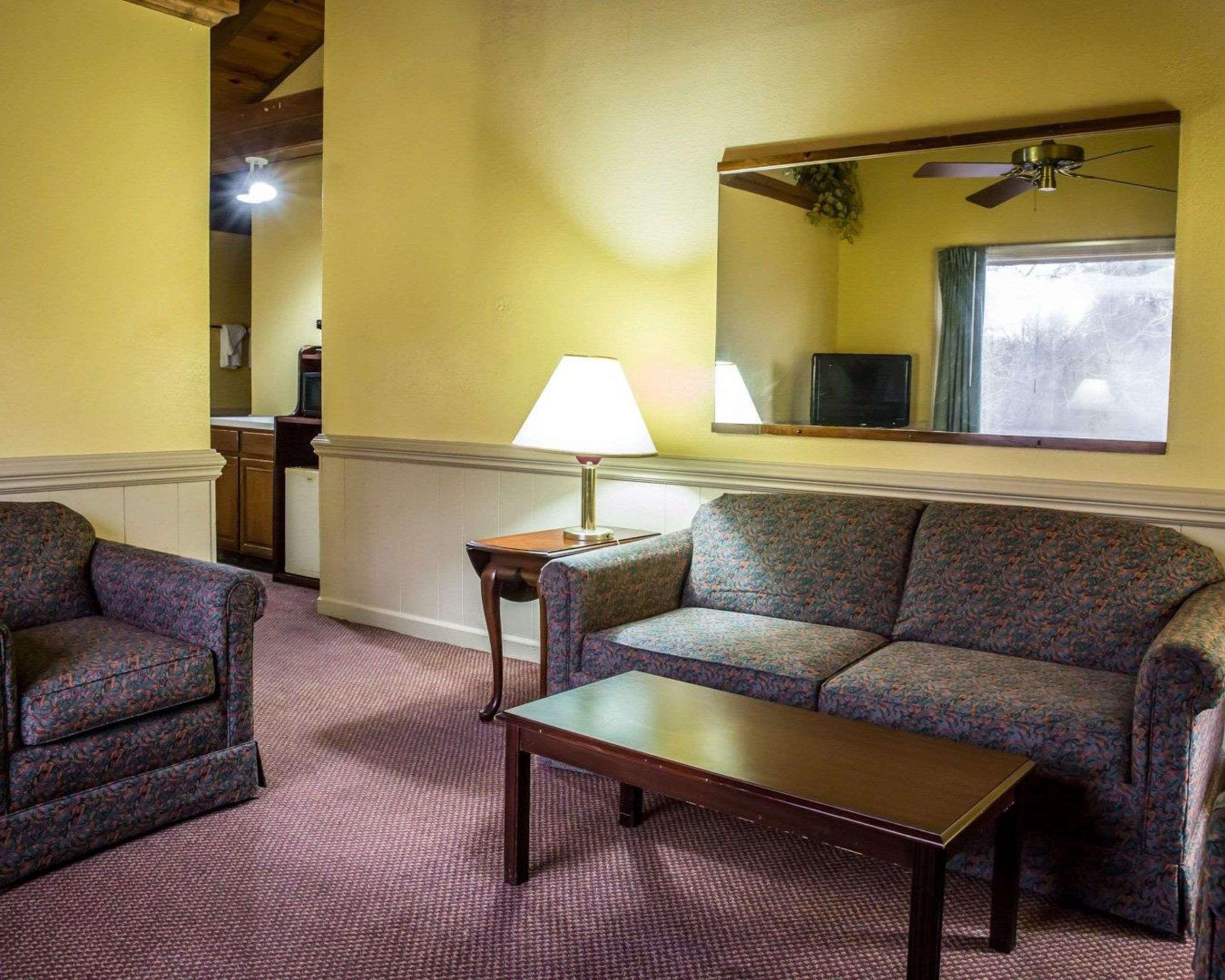 Rodeway Inn & Suites Plymouth Hwy 64 Eksteriør billede
