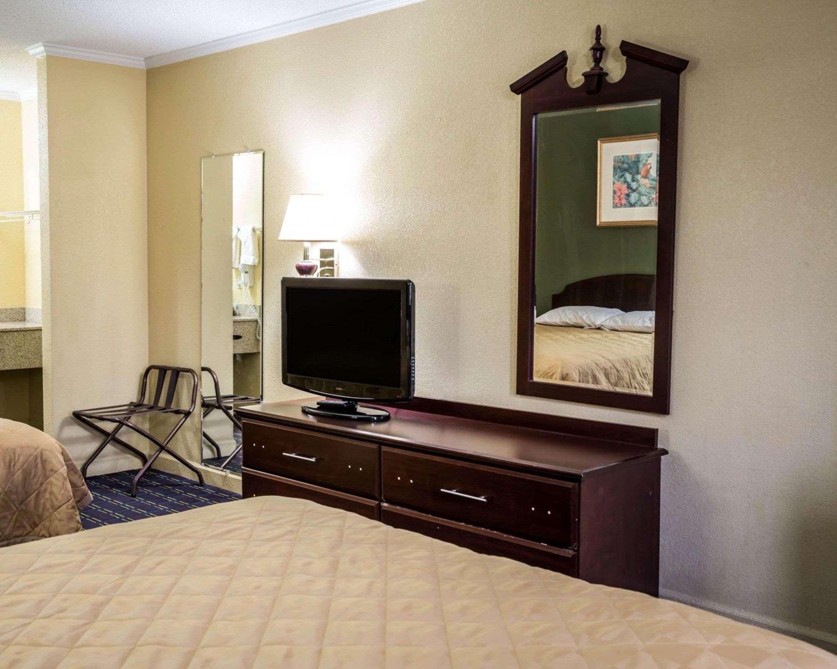 Rodeway Inn & Suites Plymouth Hwy 64 Eksteriør billede