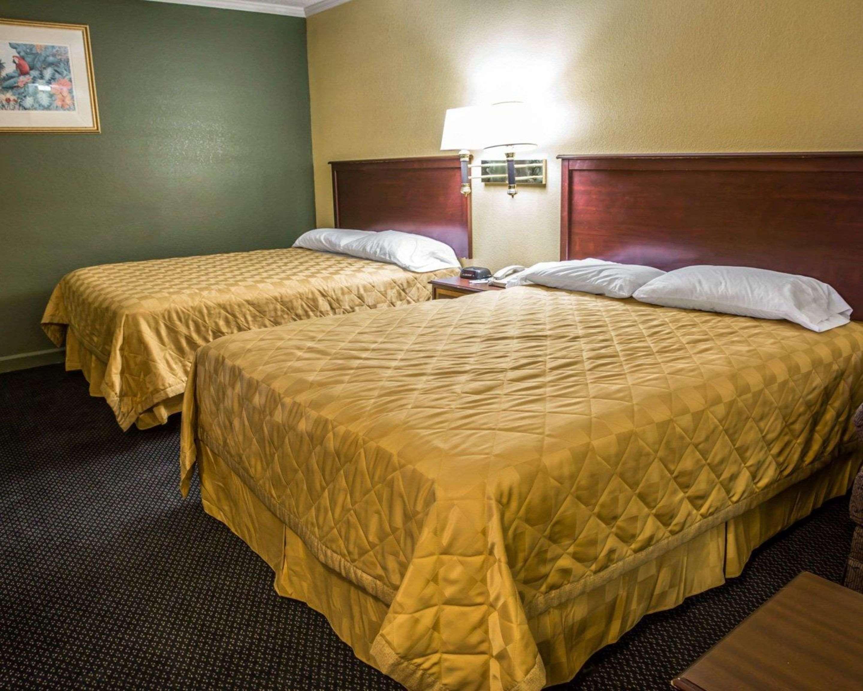 Rodeway Inn & Suites Plymouth Hwy 64 Eksteriør billede