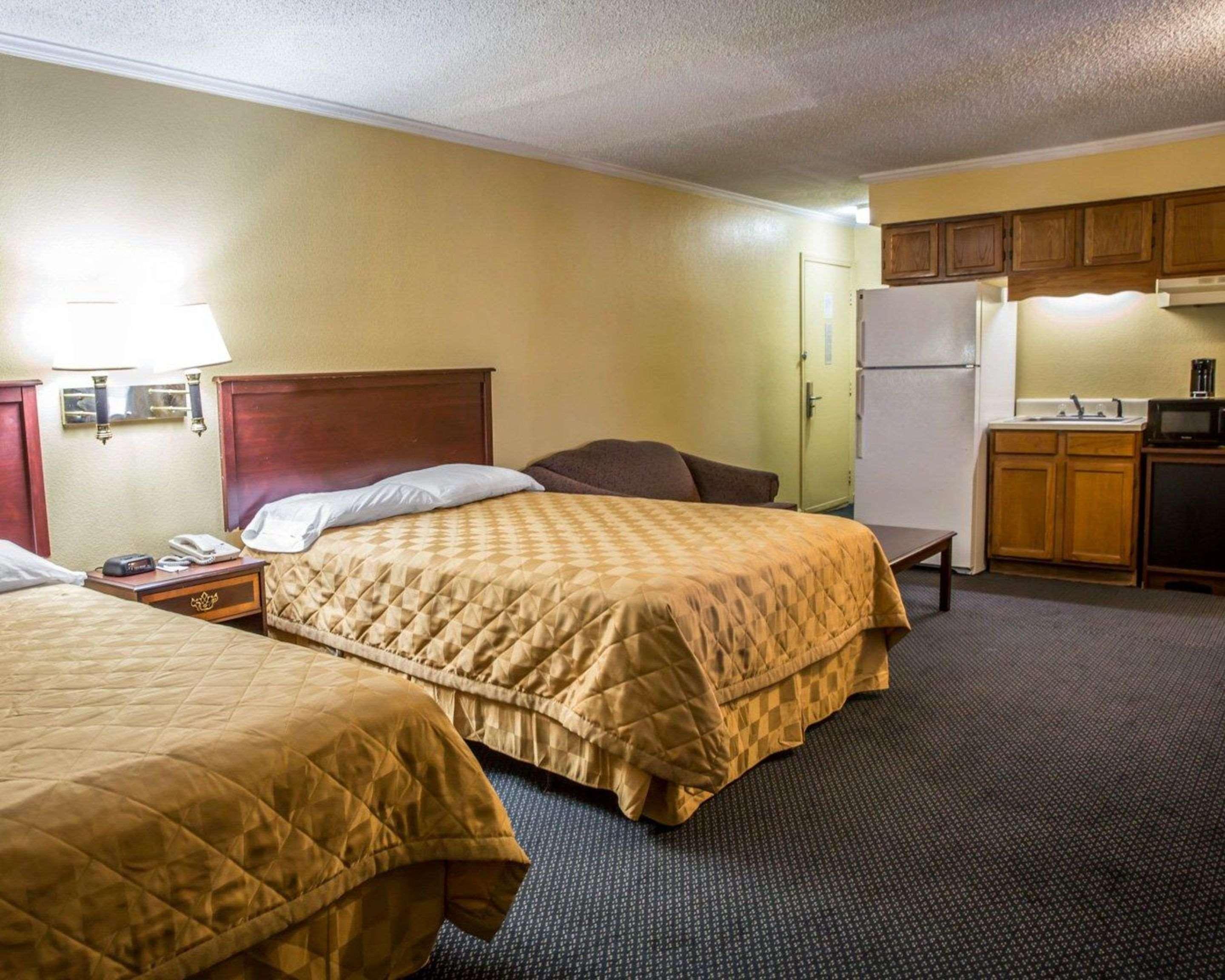 Rodeway Inn & Suites Plymouth Hwy 64 Eksteriør billede