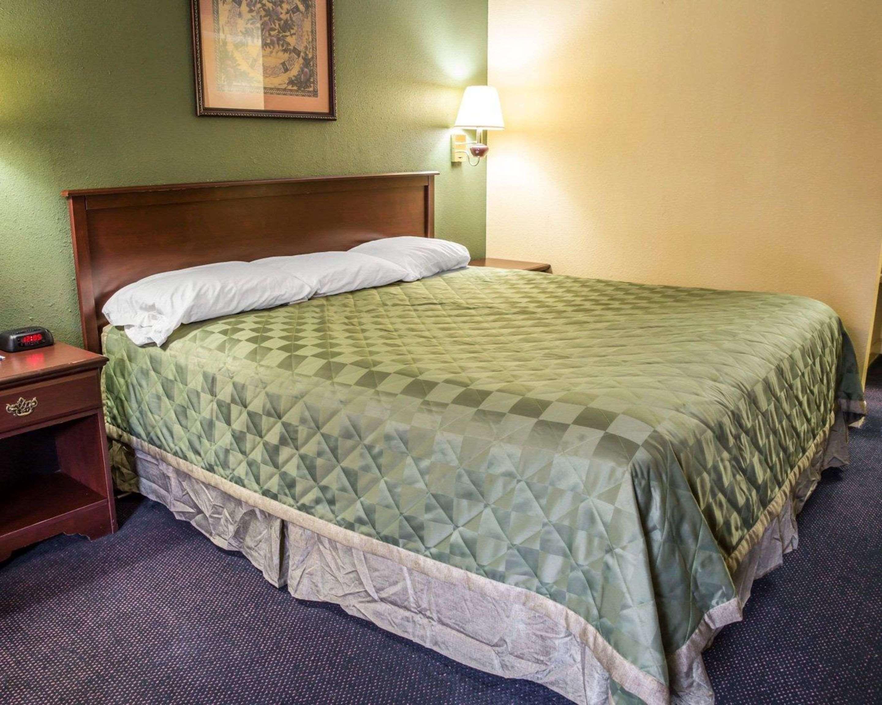 Rodeway Inn & Suites Plymouth Hwy 64 Eksteriør billede