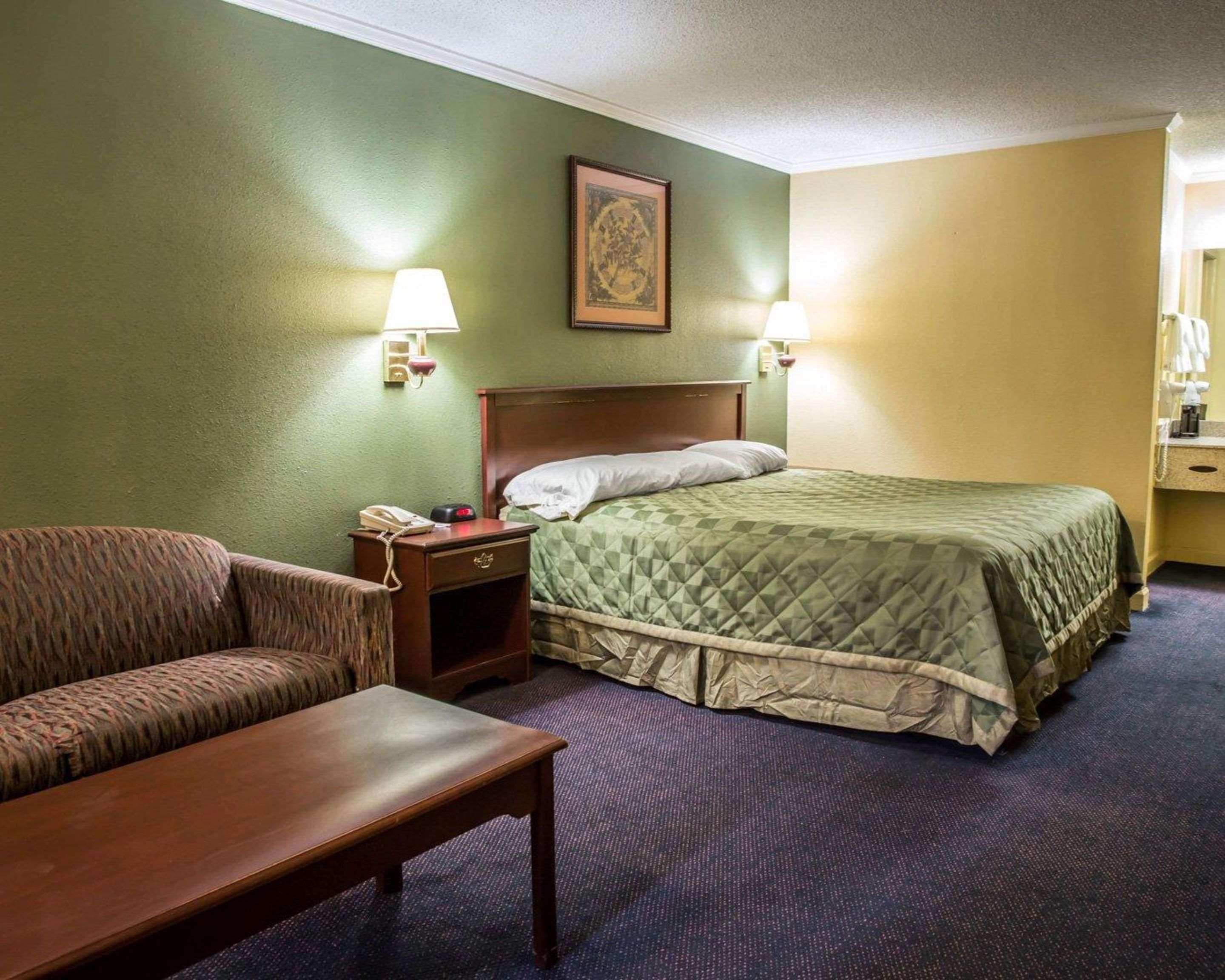 Rodeway Inn & Suites Plymouth Hwy 64 Eksteriør billede