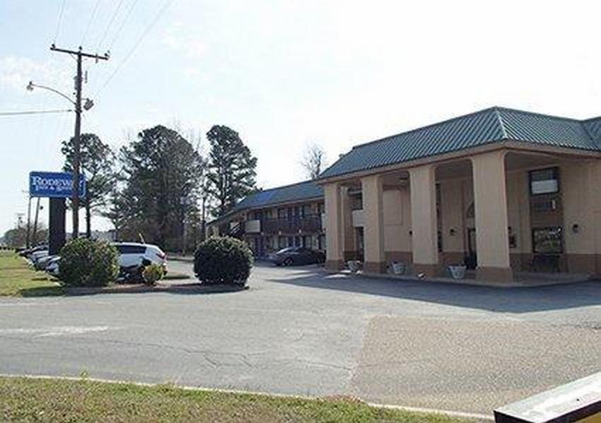 Rodeway Inn & Suites Plymouth Hwy 64 Eksteriør billede