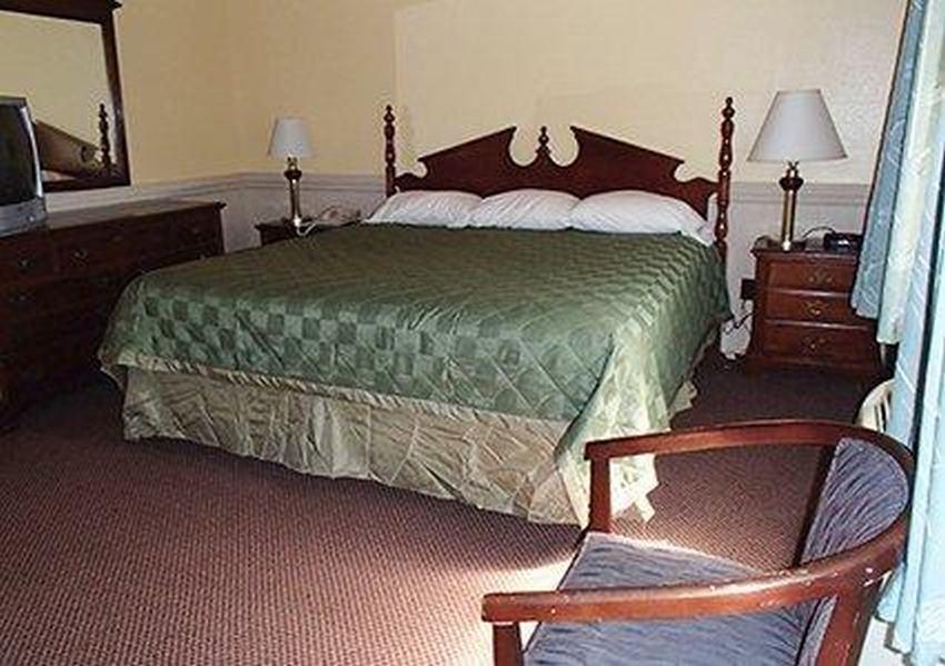 Rodeway Inn & Suites Plymouth Hwy 64 Eksteriør billede
