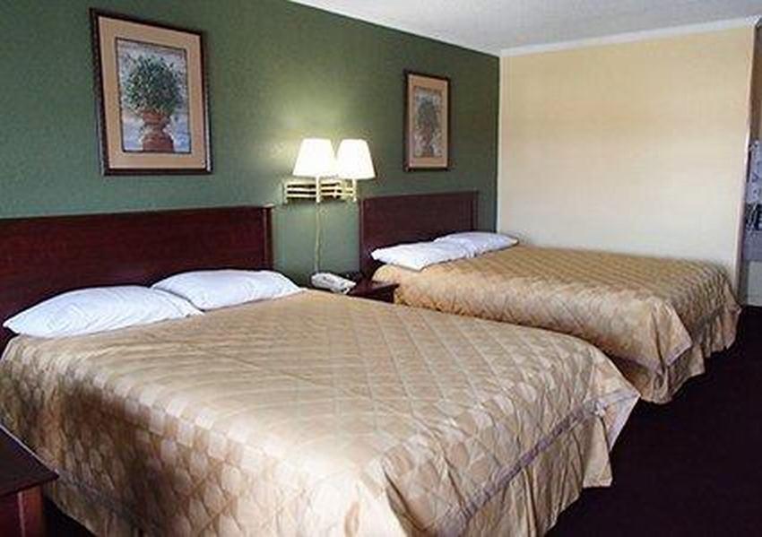 Rodeway Inn & Suites Plymouth Hwy 64 Eksteriør billede