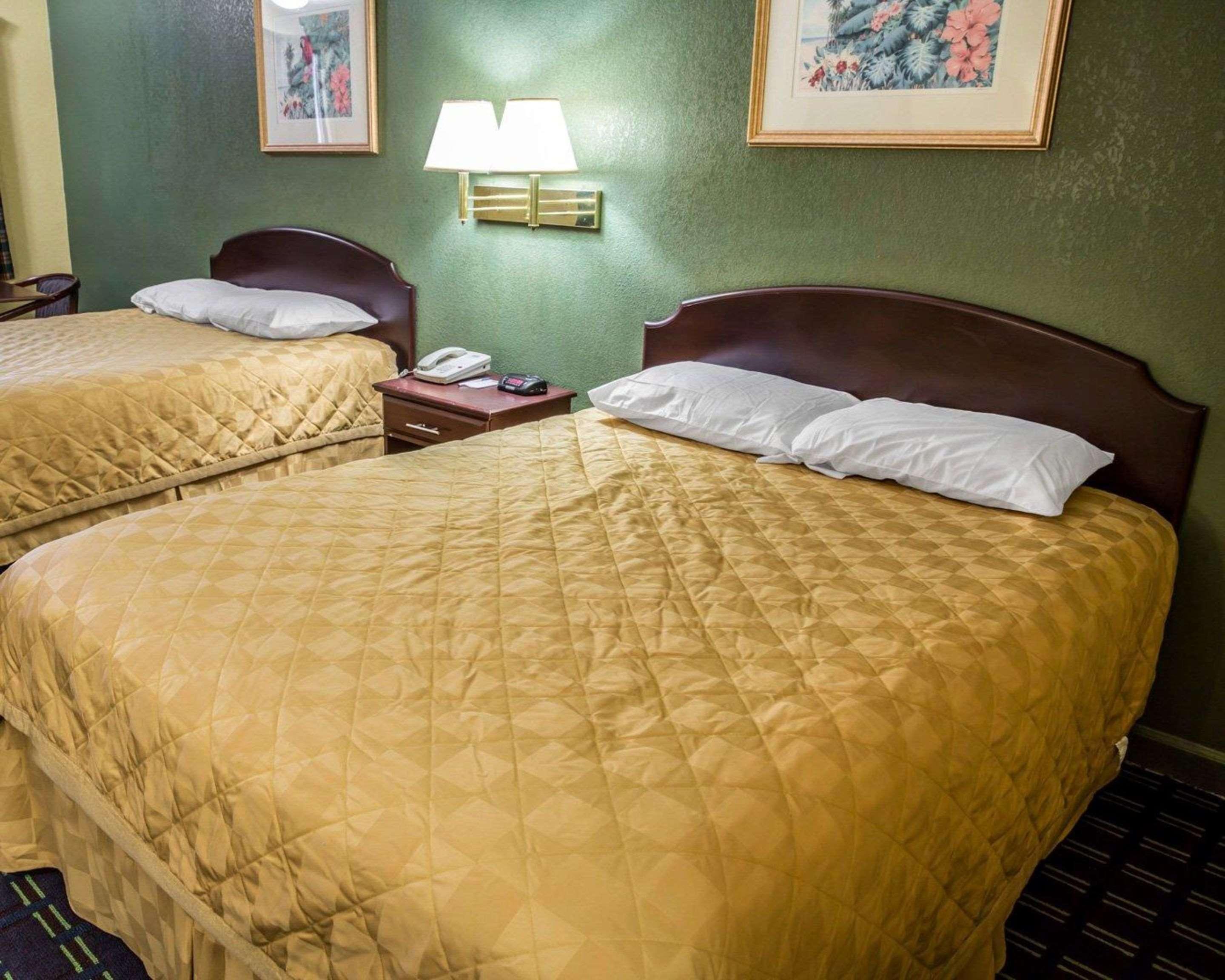 Rodeway Inn & Suites Plymouth Hwy 64 Eksteriør billede