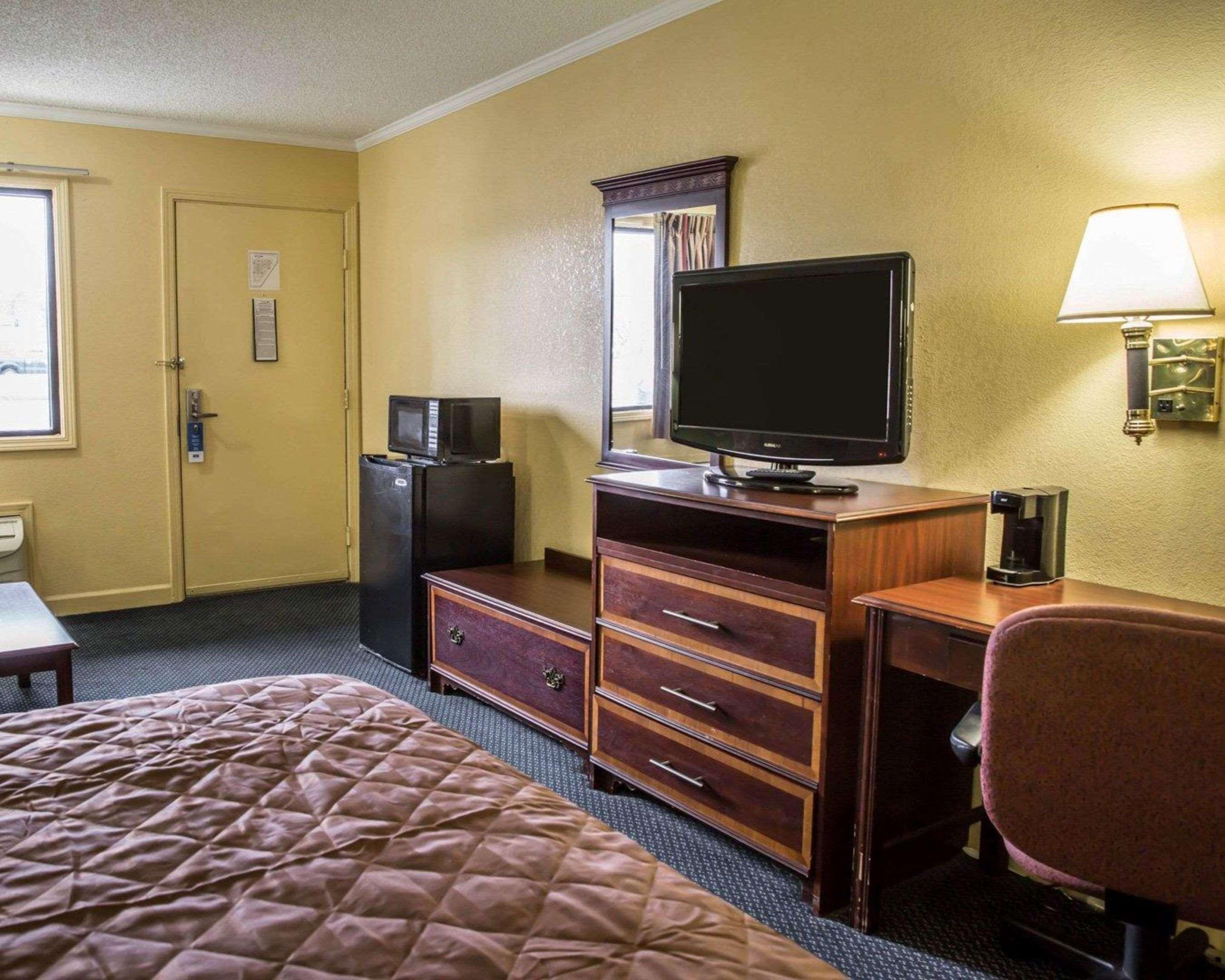 Rodeway Inn & Suites Plymouth Hwy 64 Eksteriør billede