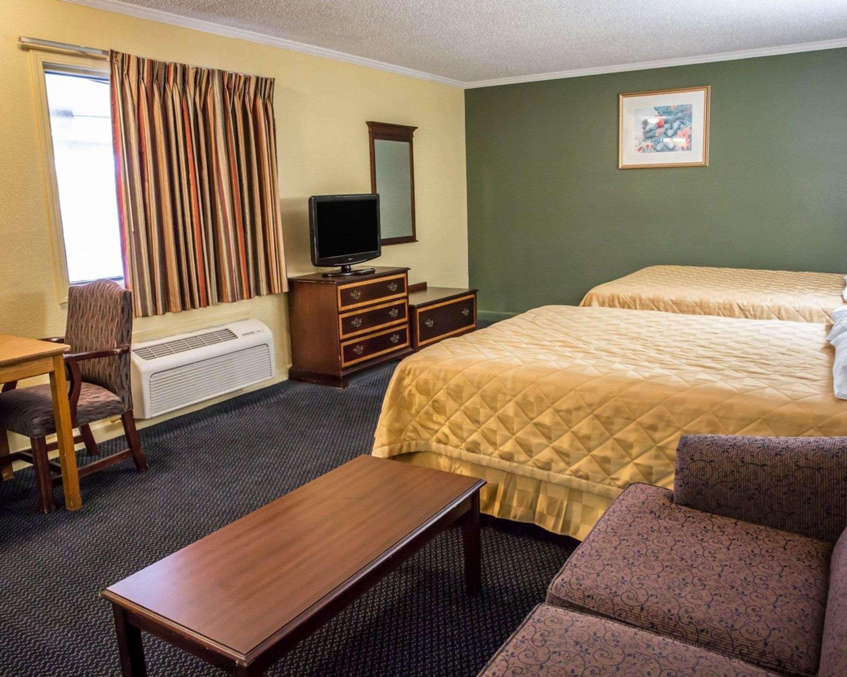 Rodeway Inn & Suites Plymouth Hwy 64 Eksteriør billede