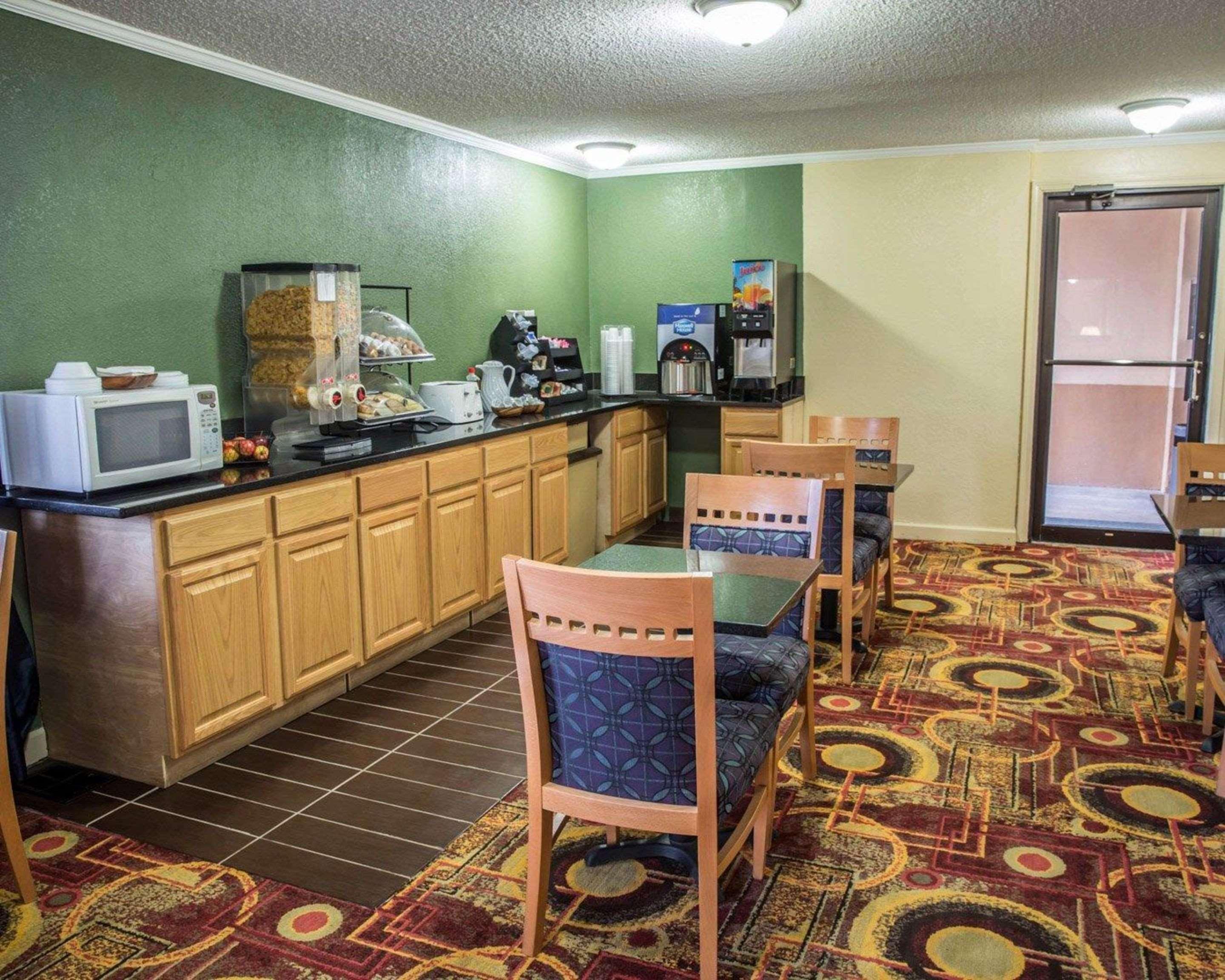 Rodeway Inn & Suites Plymouth Hwy 64 Eksteriør billede