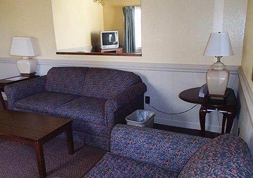 Rodeway Inn & Suites Plymouth Hwy 64 Eksteriør billede