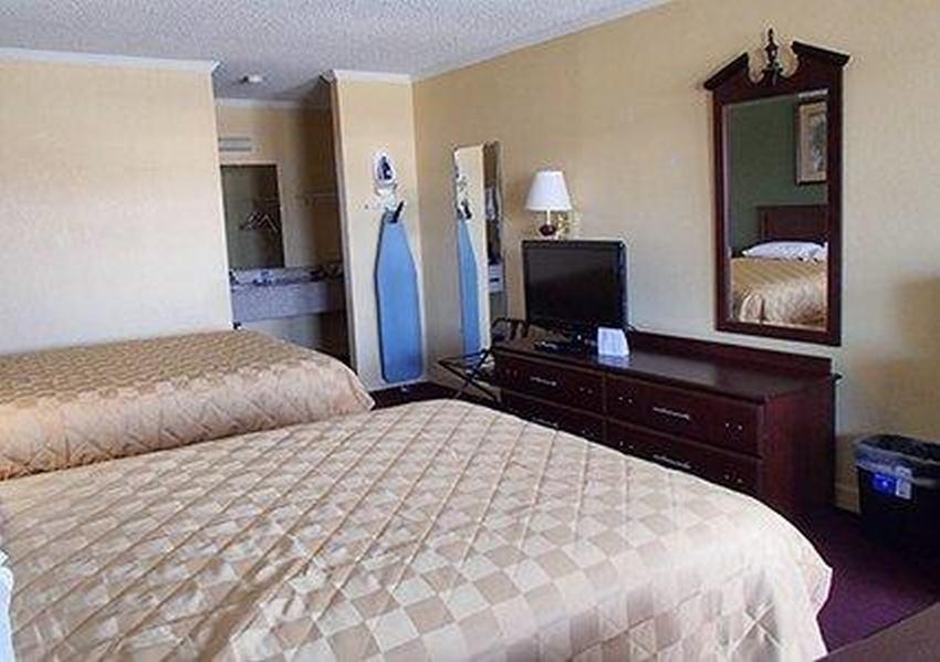 Rodeway Inn & Suites Plymouth Hwy 64 Eksteriør billede