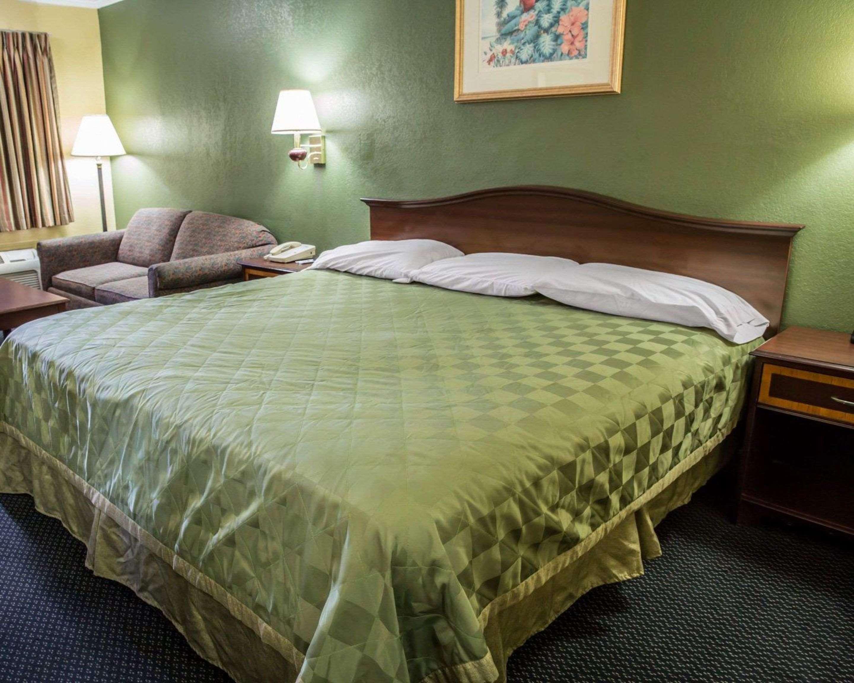 Rodeway Inn & Suites Plymouth Hwy 64 Eksteriør billede