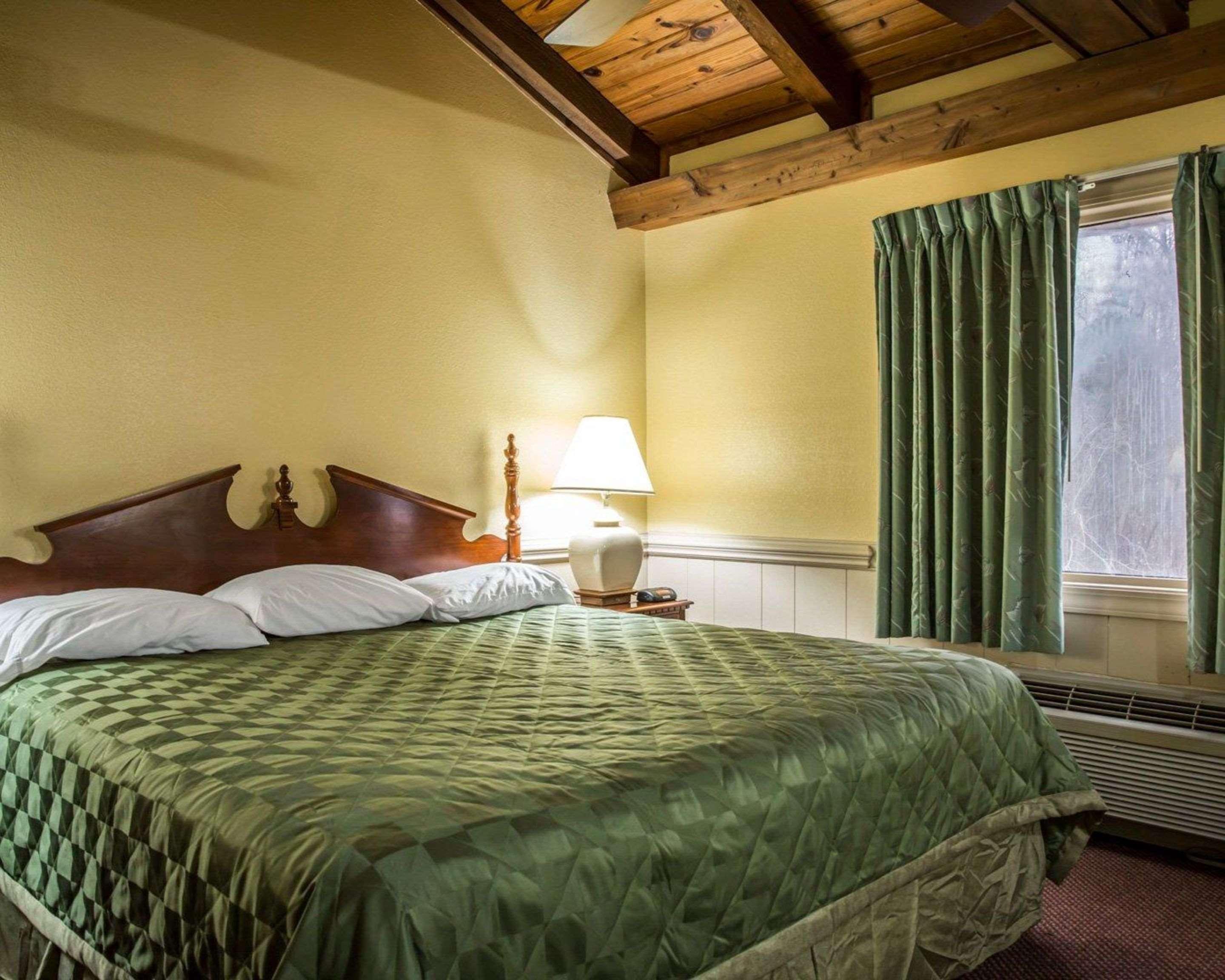 Rodeway Inn & Suites Plymouth Hwy 64 Eksteriør billede