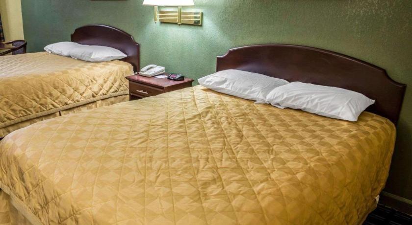 Rodeway Inn & Suites Plymouth Hwy 64 Eksteriør billede
