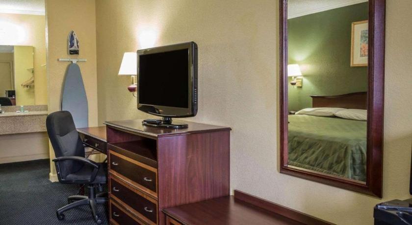 Rodeway Inn & Suites Plymouth Hwy 64 Eksteriør billede