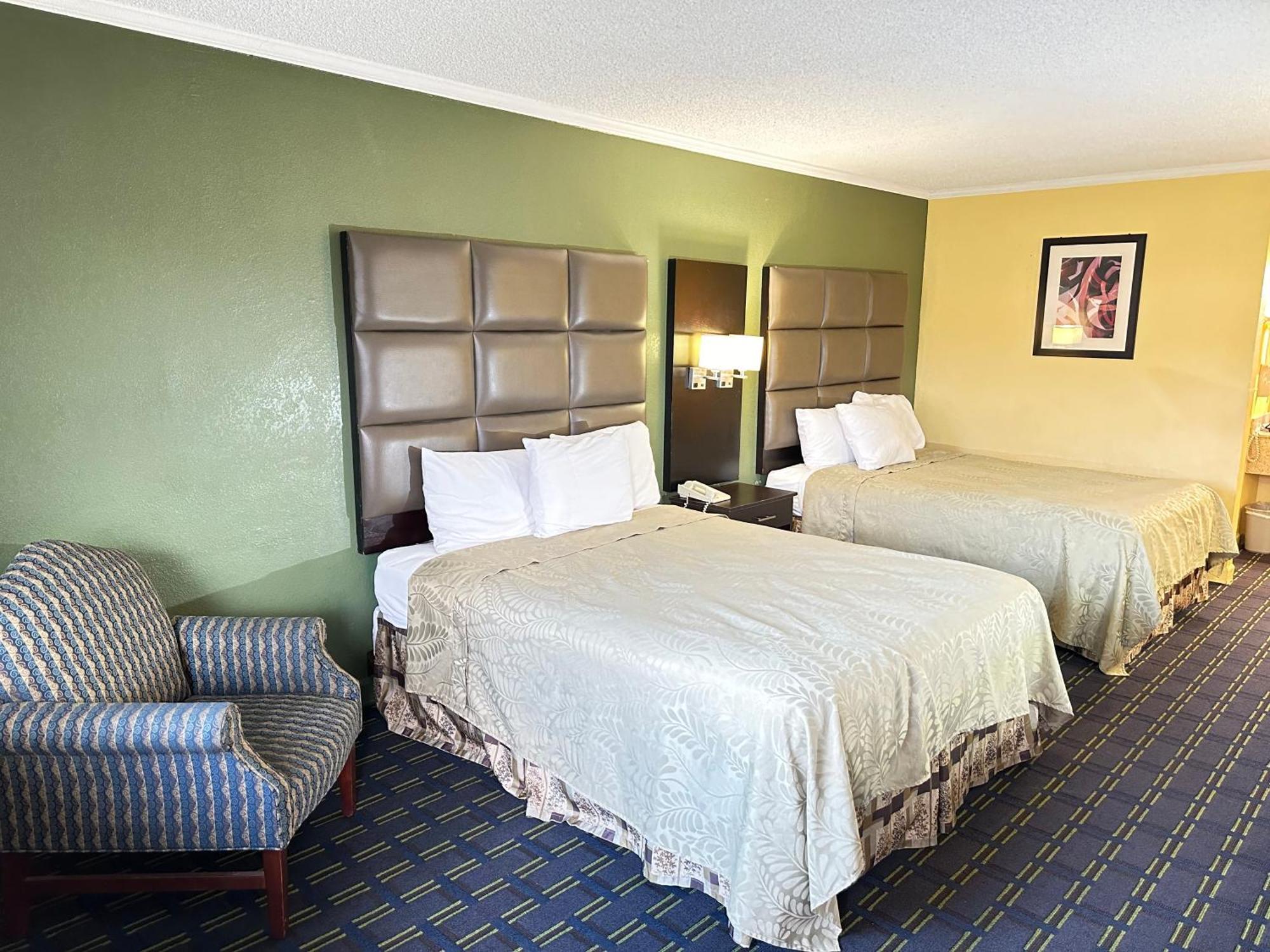Rodeway Inn & Suites Plymouth Hwy 64 Eksteriør billede