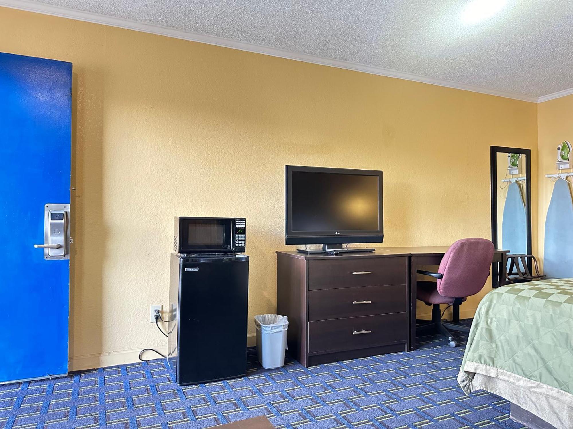 Rodeway Inn & Suites Plymouth Hwy 64 Eksteriør billede