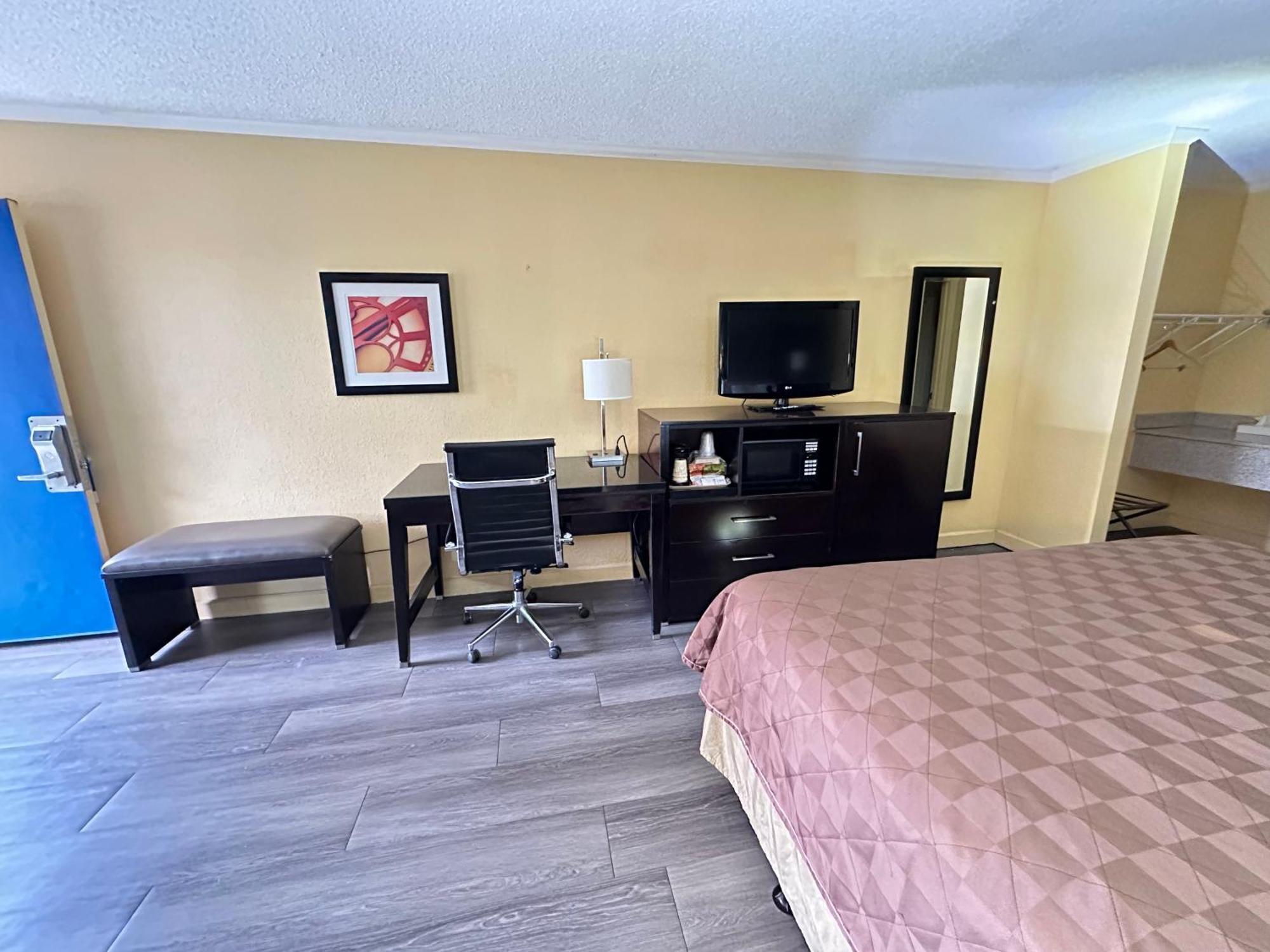 Rodeway Inn & Suites Plymouth Hwy 64 Eksteriør billede
