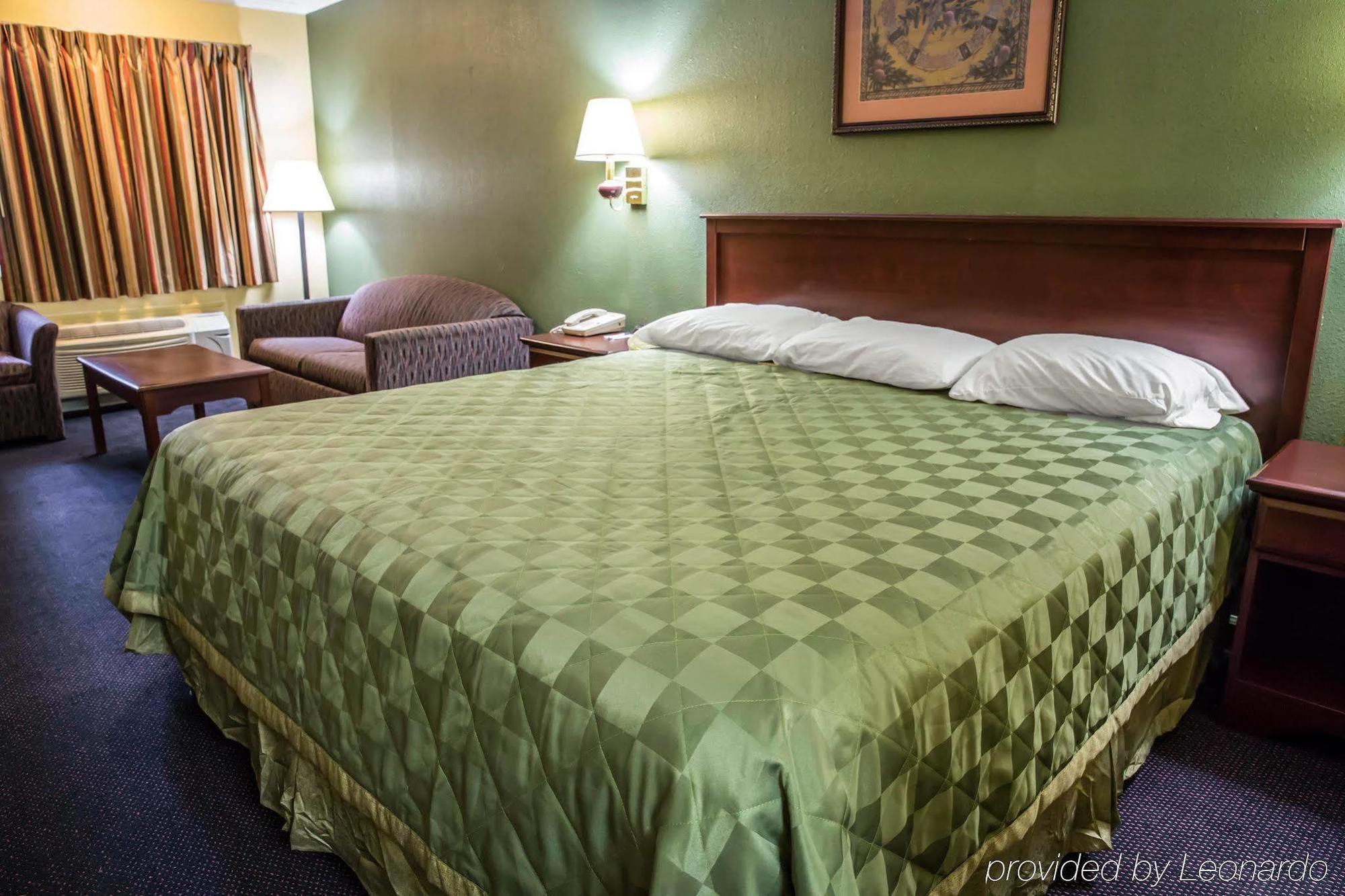 Rodeway Inn & Suites Plymouth Hwy 64 Eksteriør billede