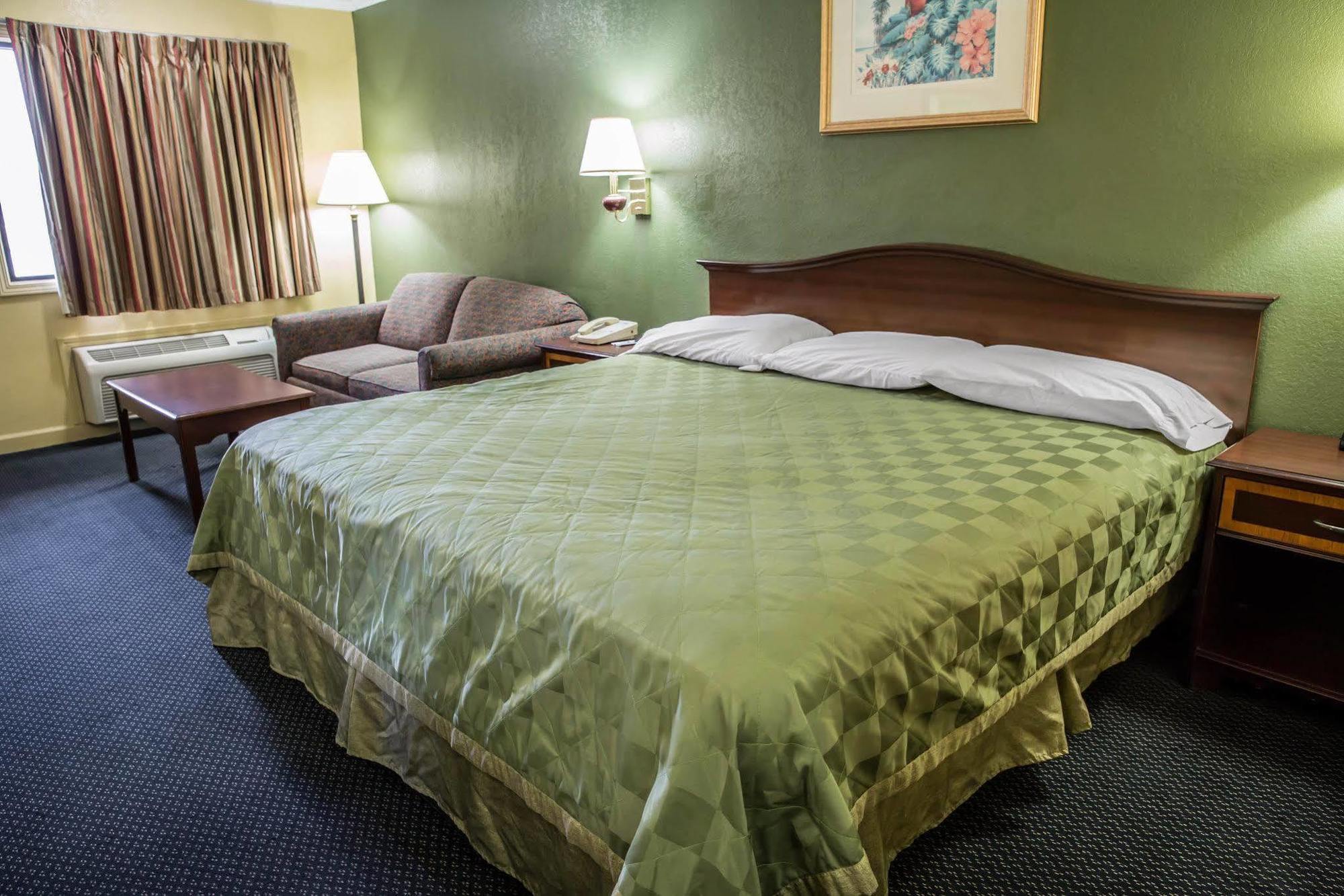 Rodeway Inn & Suites Plymouth Hwy 64 Eksteriør billede