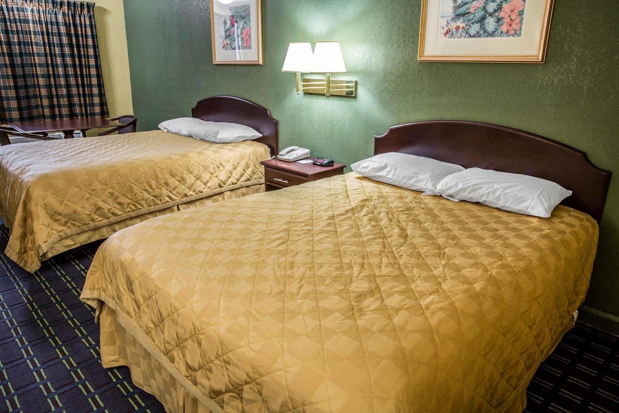 Rodeway Inn & Suites Plymouth Hwy 64 Eksteriør billede