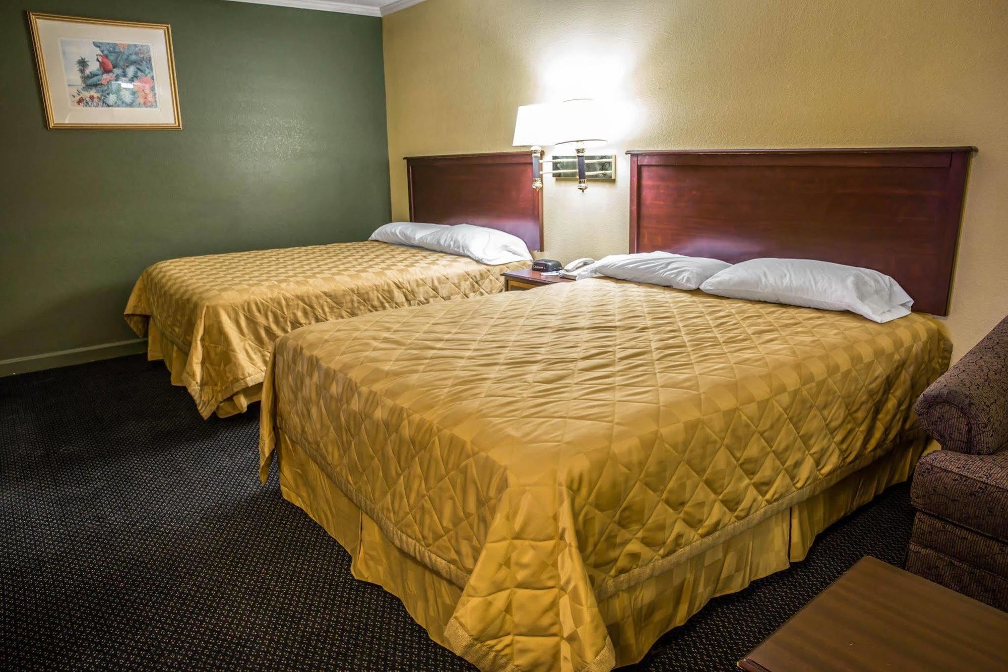 Rodeway Inn & Suites Plymouth Hwy 64 Eksteriør billede